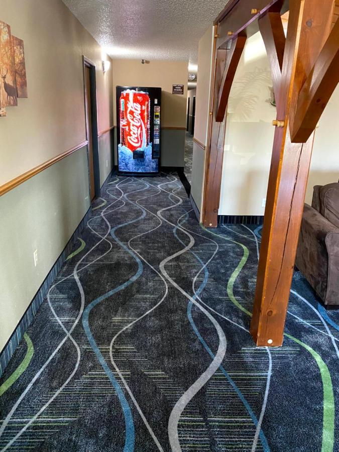 Woodland Inn & Suites Medford Екстериор снимка