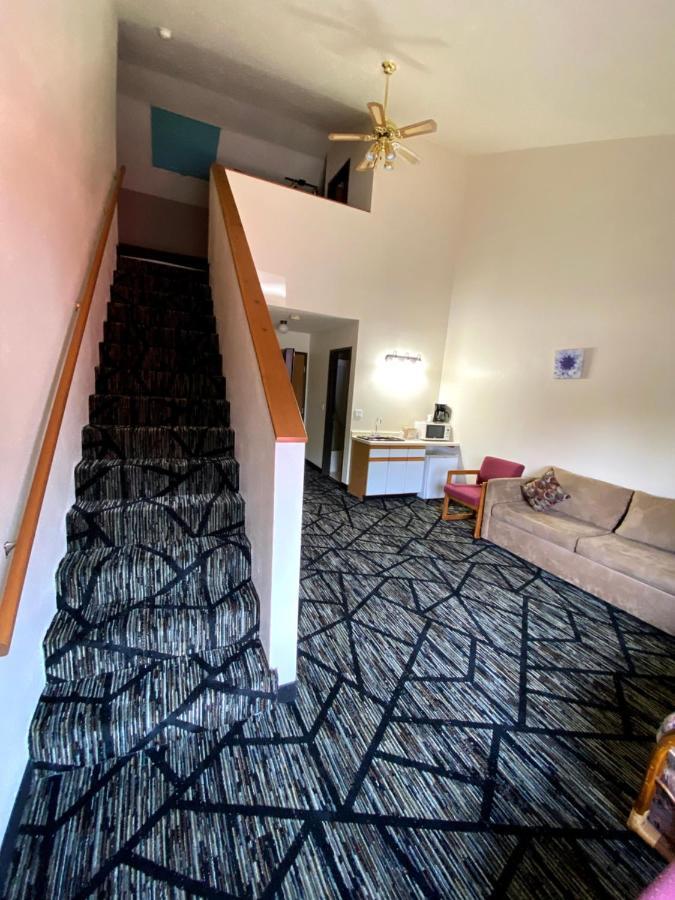 Woodland Inn & Suites Medford Екстериор снимка