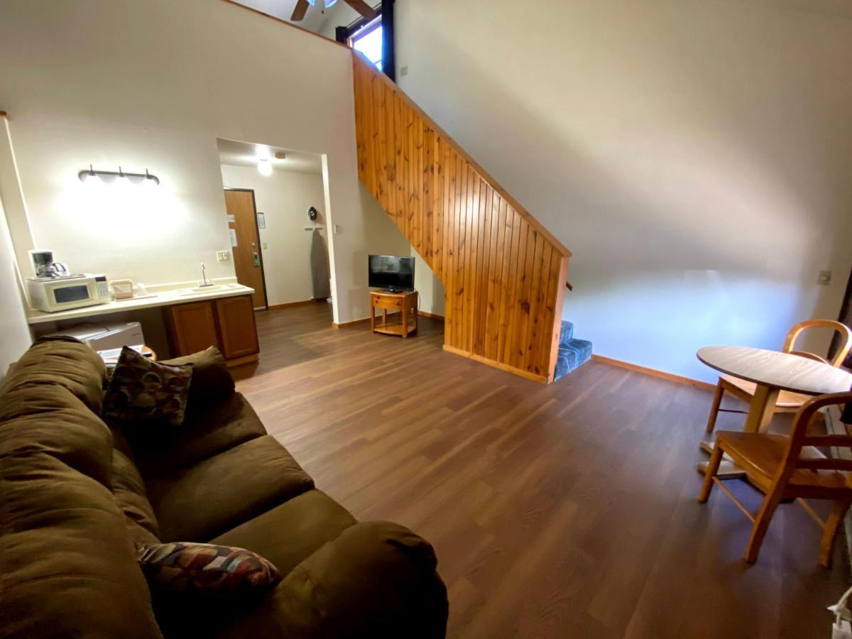 Woodland Inn & Suites Medford Екстериор снимка